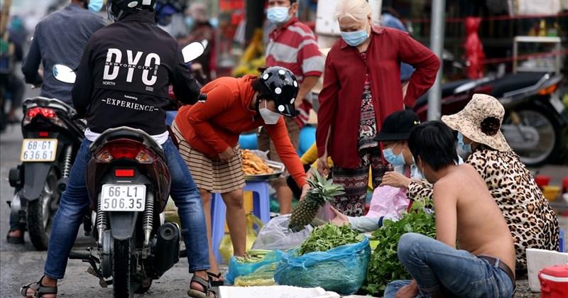 Khung cảnh nhộn nhịp đặc trưng của Chợ Tân Mỹ Quận 7 với người mua bán tấp nập